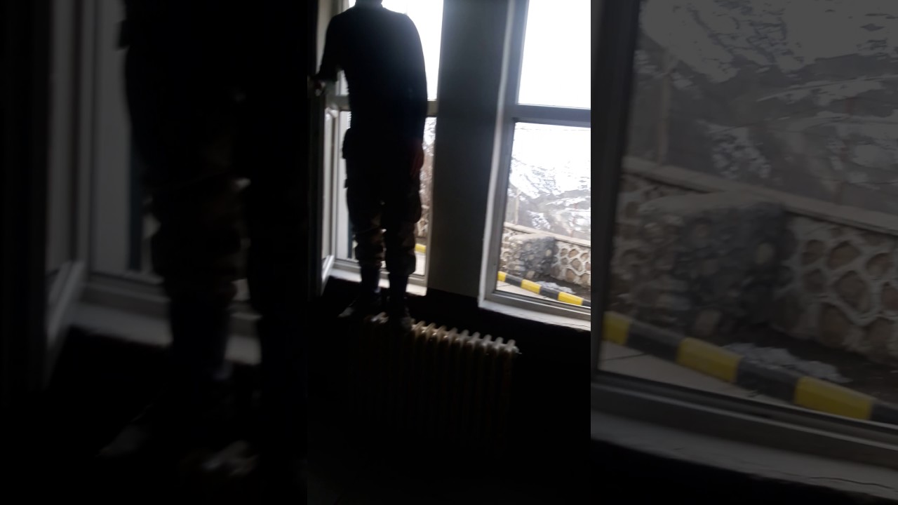 Cam silerken kaşarlık yapan asker😂😂😂😂