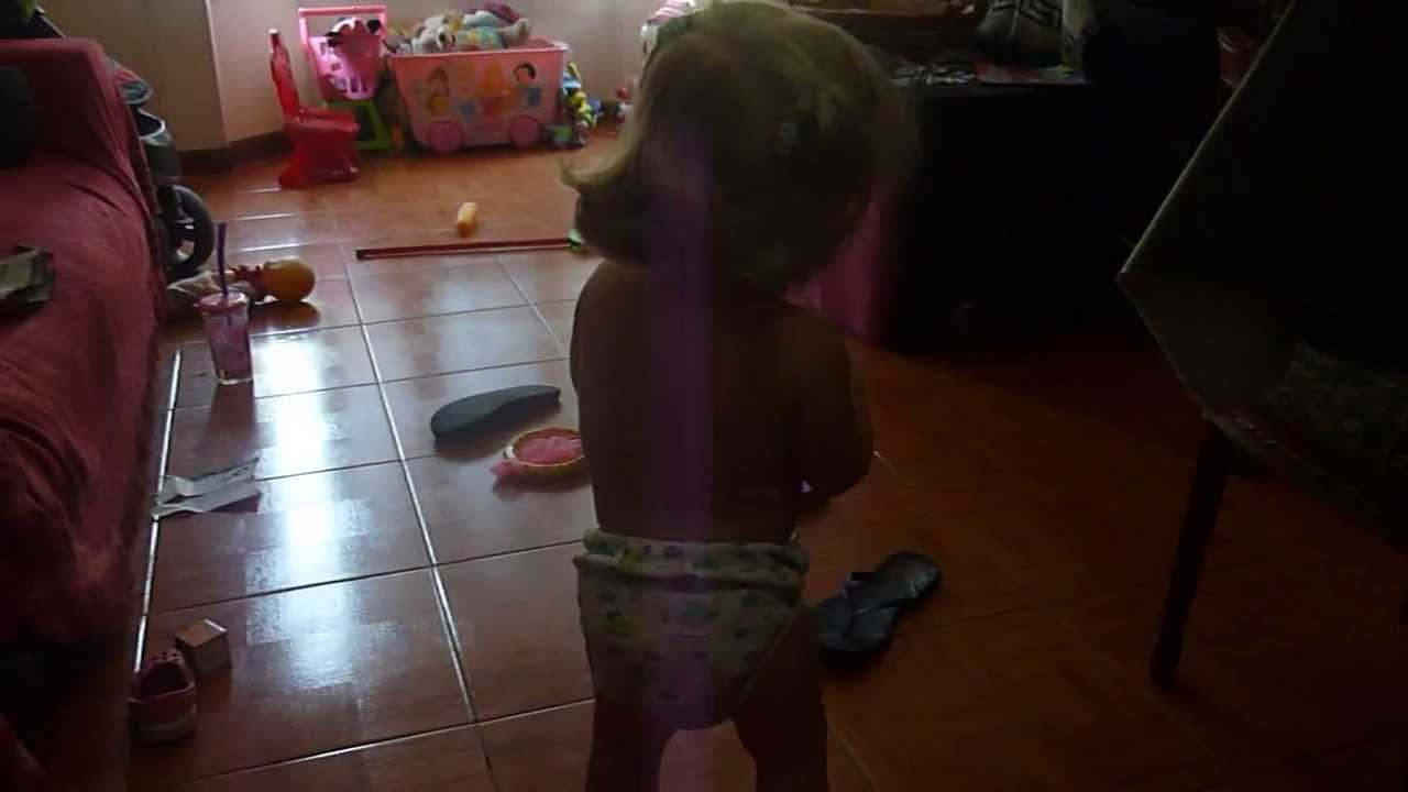 Cami bailando el Hokey pokey de Baby tv