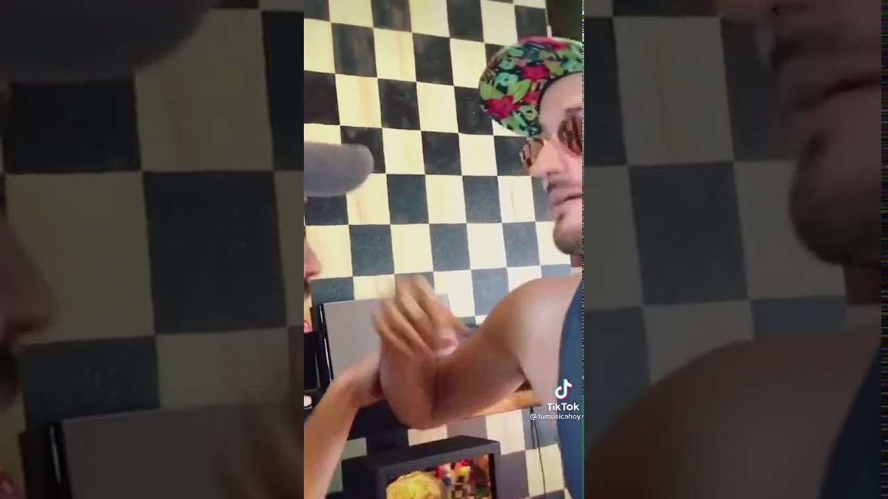 Camilo chupándo y pasandole la lengua en la axila a Ricky Montaner