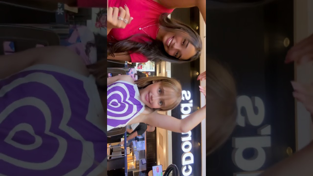 Camy e clarinha fazendo dancinha no shopping