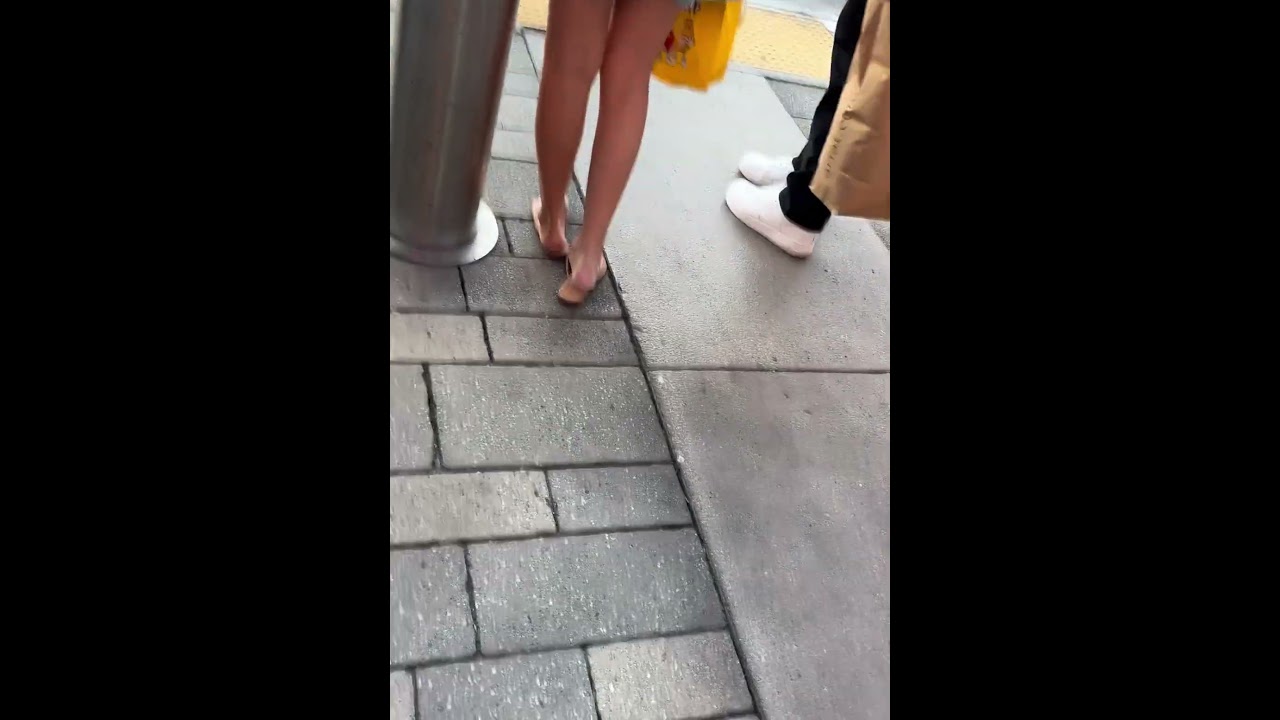 Candid Teen with perfect Feet in flip-flops !😍