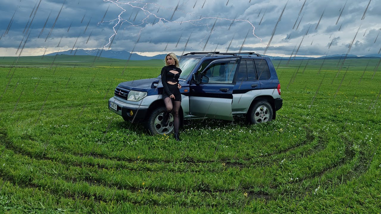CAR STUCK /DIRTY WHEEL SPINING IN THE GRASS WHILE RAINING PAJERO (4x4)