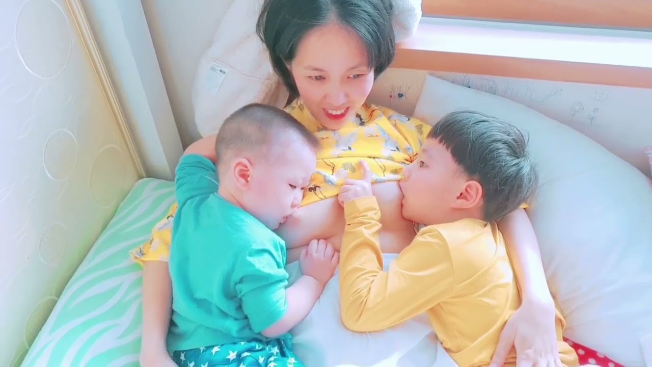 Cara menyusui 2 anak dengan adil/Breastfeeding sons fair
