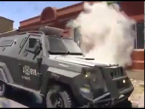 Carabineros ataca a cualquier persona con el zorrillo Dictador Sebastian Piñera Chile 2019
