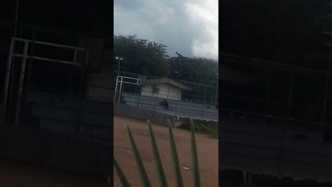 Casal gay se beijando na quadra do colégio
