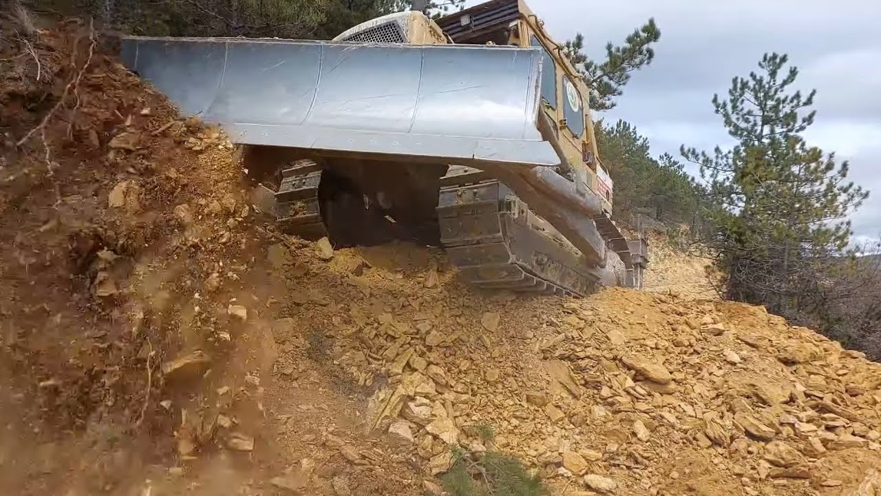 CAT D7 DOZER,MST EXCAVATOR~orman canavarı~forest beast~ besta da floresta no trabalho yol yapımı_