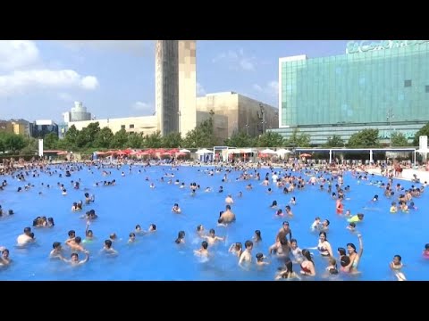 Cataluña permite el 'topless' en todas sus piscinas públicas