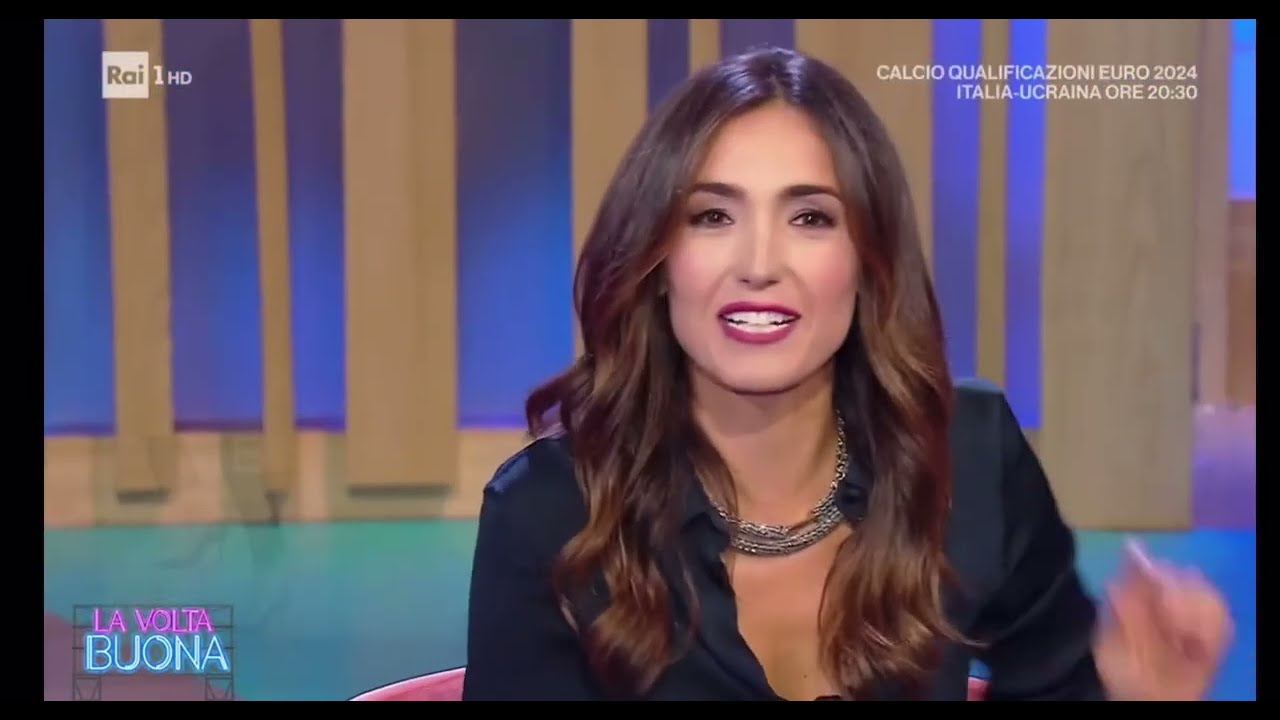 Caterina Balivo VESTITO CORTISSIMO si vede tutto