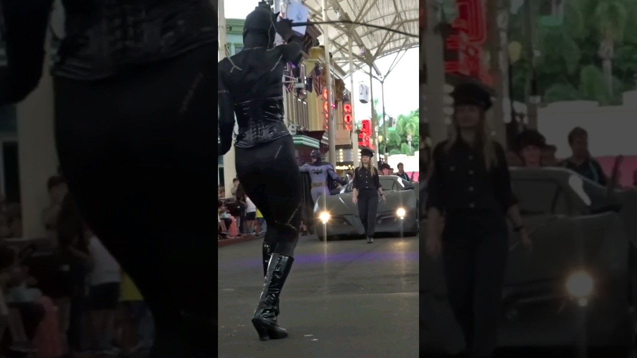 Catwoman Whip Show | Warner Bros Movie World | Main Street Star Parade