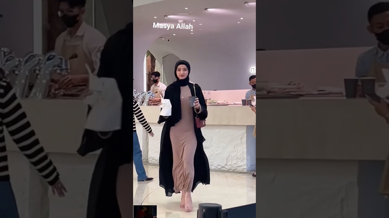 Celana dalamnya pakai g string, gamis yang menggairahkan krn tipis