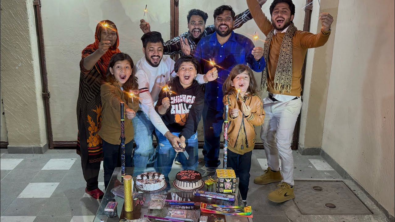 Celebrating Happy new Year 2025 😱 || Ali ny bht sary pathaky bajaye 😳 || Ali ka hath jal gaya 😳