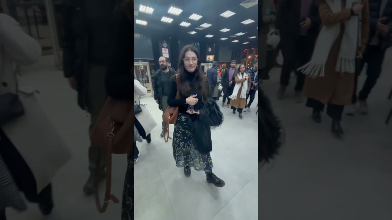 Ceren Benderlioğlu ve eşi Emir Benderlioğlu, komedyen Baturay Özdemir'in gösterisini izlemeye gitti.