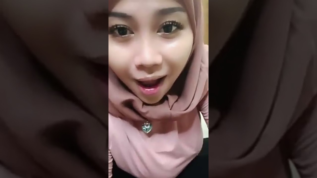cewe hijaber cantik pamer buah  dada  #shorts
