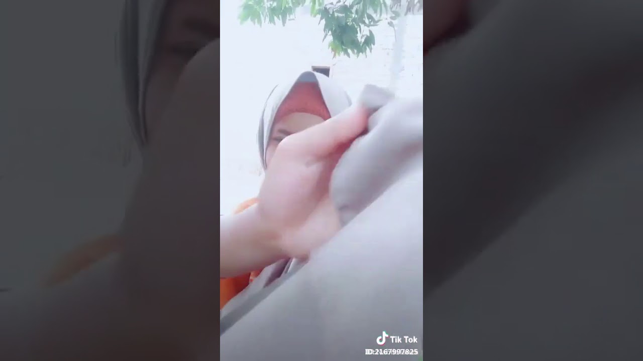 Cewek cantik Buka jilbab sampai kelihatan ...?