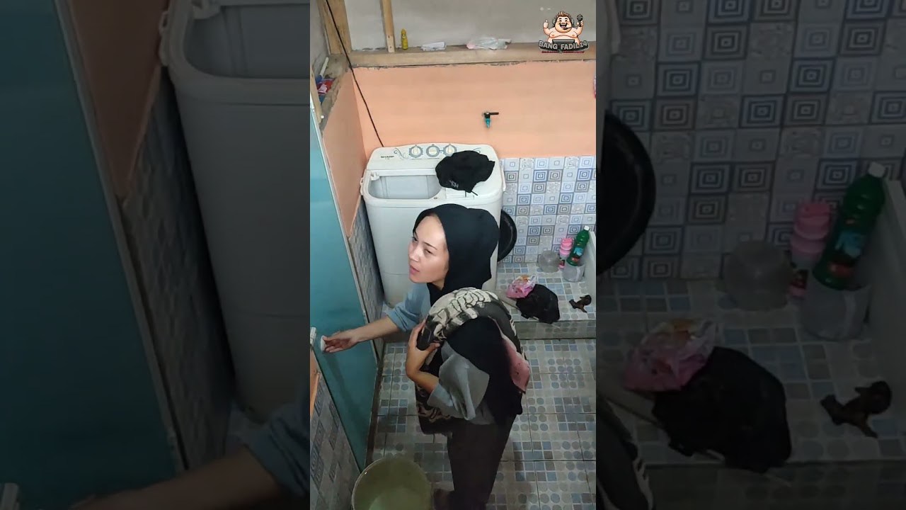 Cewek cantik lagi mandi