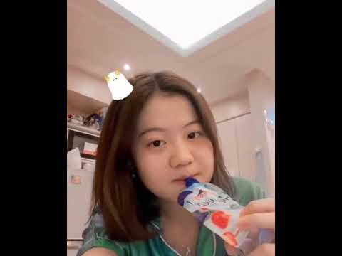 CEWEK CANTIK PAMER SUSU SAMBIL DI MAININ