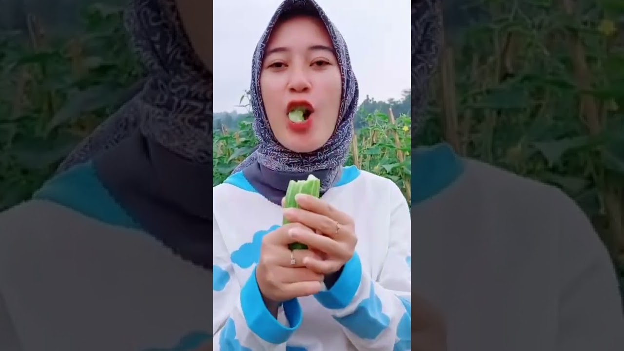 cewek makan mentimun..mentimunnya besar sekali #shorts #tiktok #girl