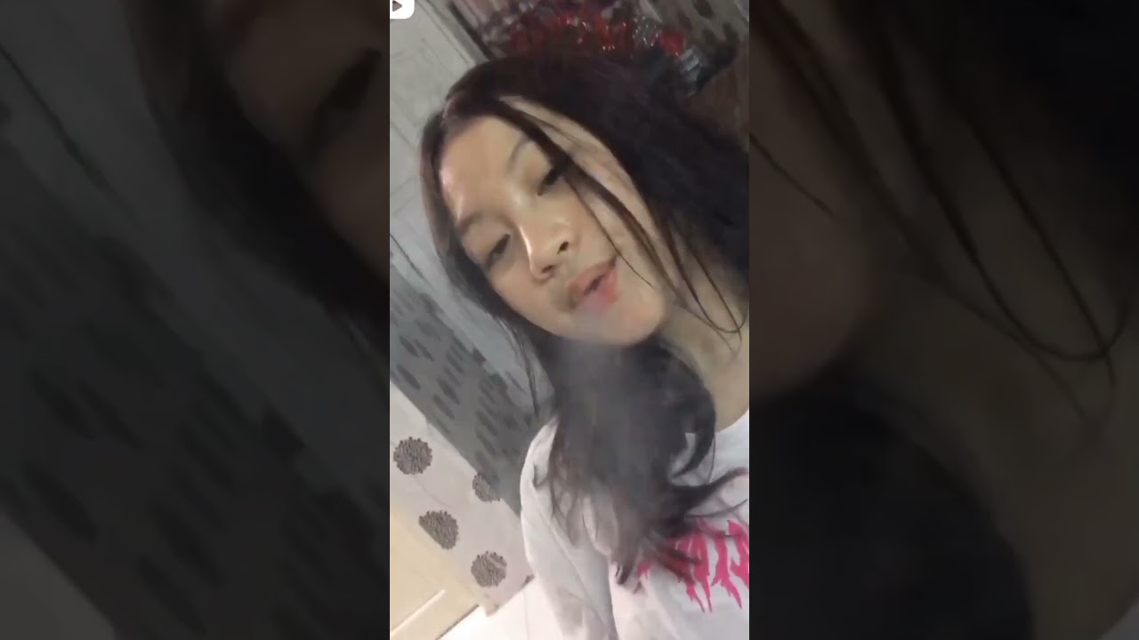 Cewek merokok Part 1