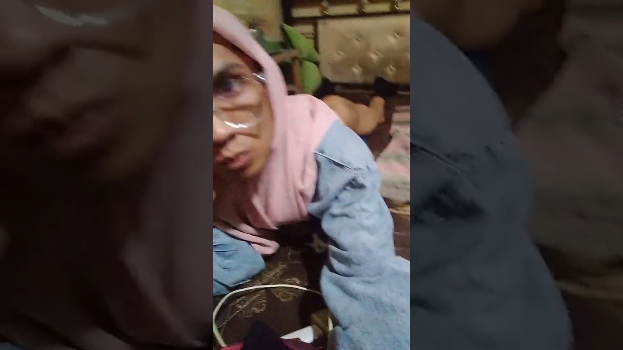 Cewek pamer g-string sambil goyang