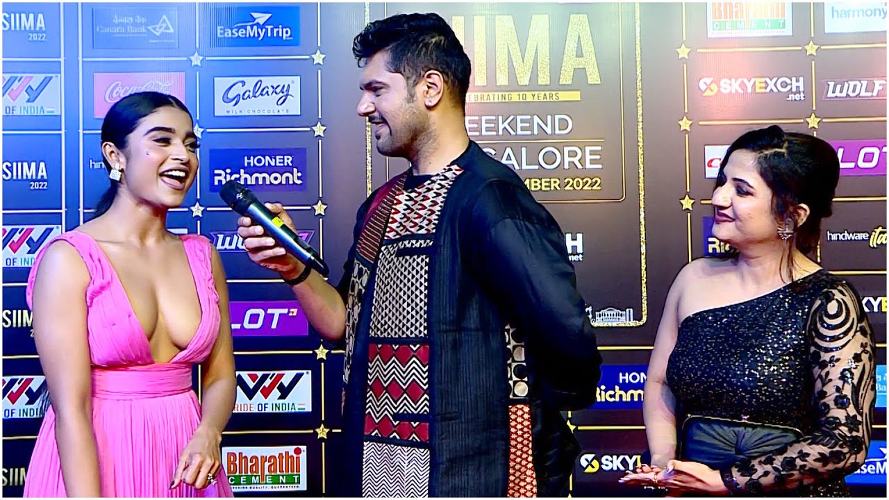Chaitra J Achar Singing Sojugada Soojumallige song on SIIMA 2022 Red carpet