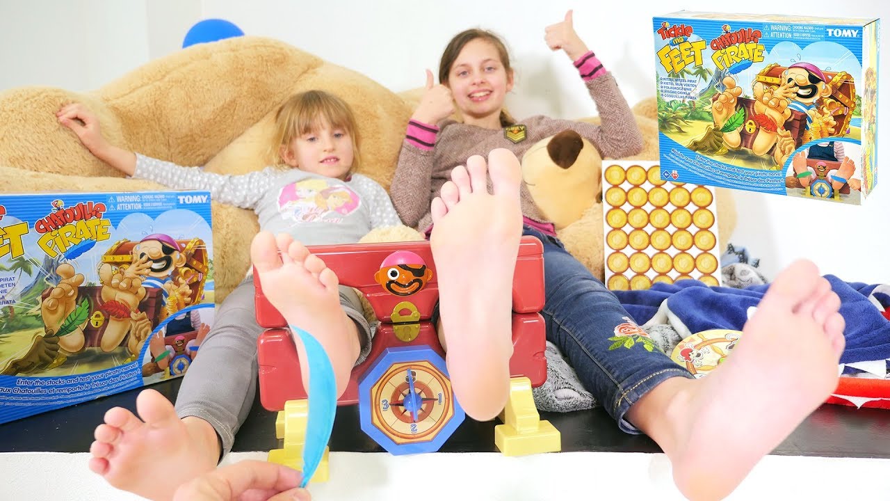 CHALLENGE CHATOUILLES PIEDS • JEU CHATOUILLE PIRATE - TICKLE ME FEET