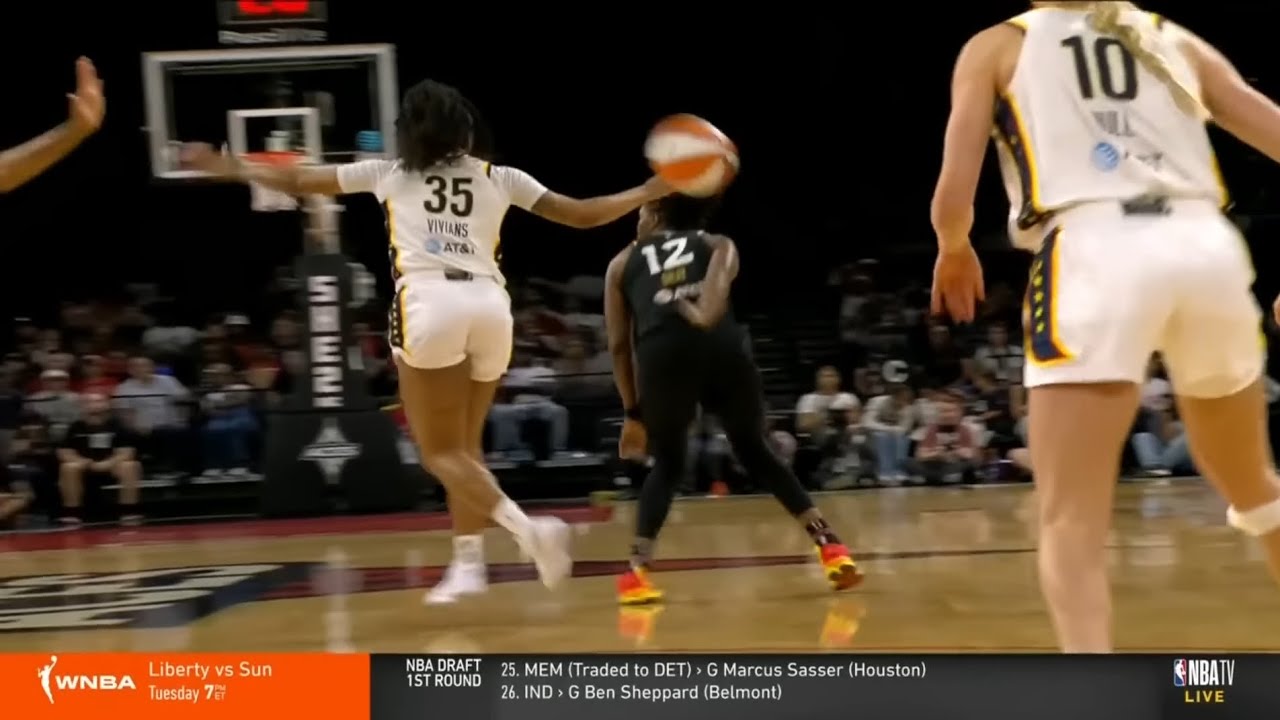 Chelsea Gray - Phenomenal Passer (23 Passing Highlights)