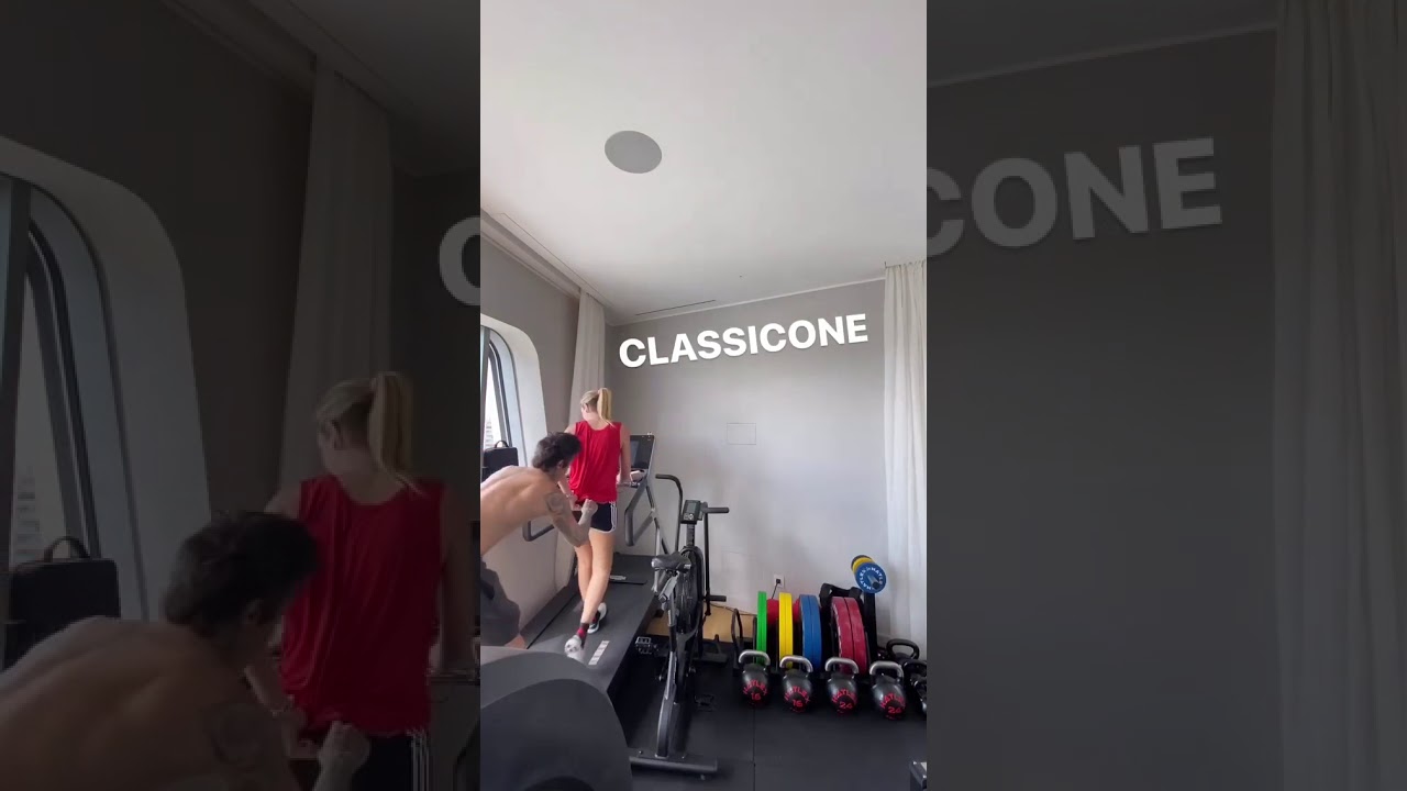 Chiara Ferragni senza 'mutande' su Instagram: Fedez le abbassa i pantaloni in diretta