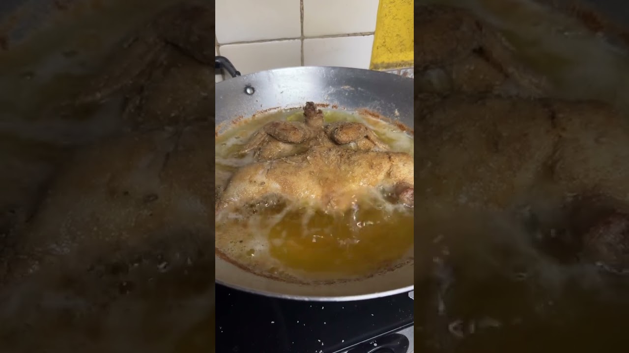 Chicken be twerking while being cooked #friedchicken #chicken #food #mukbang #chickendance