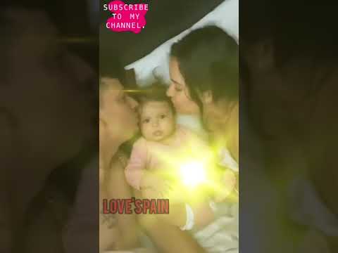 CHILD THINK MUMMY PAPA NE MIL KE MUJHE HI GILA KER DALA... (KISS KI BARSAAT..) #kissing #momdad