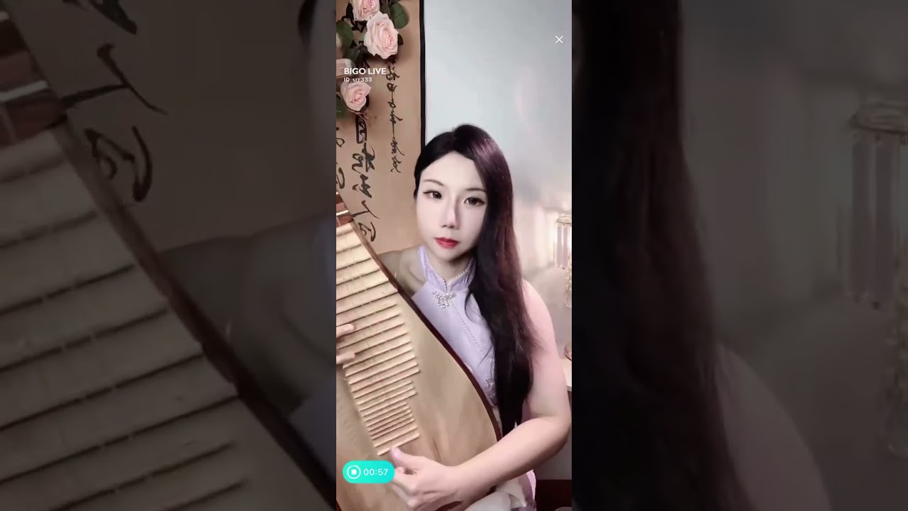Chinese Girl Plays Pipa on Bigo Live