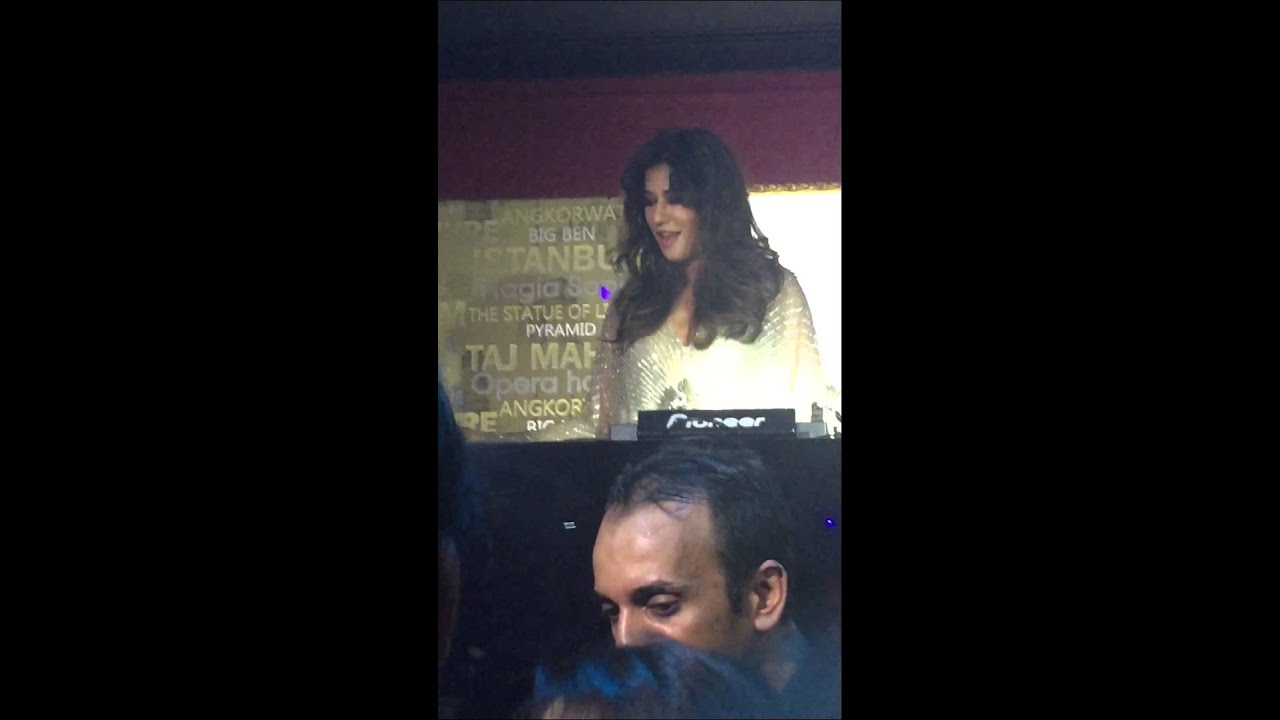 Chitrangadha Singh in club boudoir dubai -kundi Mat khadkao raaja