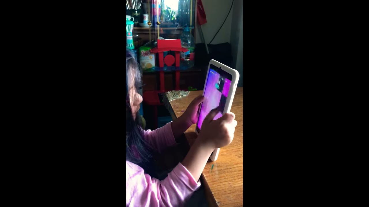Chloe’s mastering Piano tiles 2