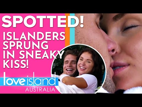 Chris and Rachael share intense kiss | Love Island Australia 2021