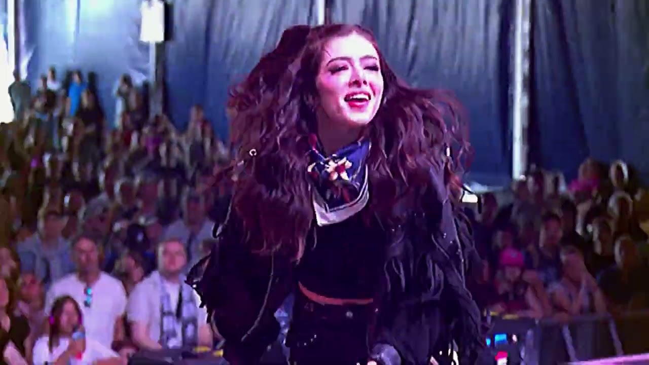 Chrissy Costanza Concert Edit - (ESSH - Daisy)