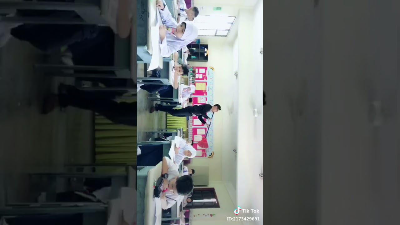 Cikgu  buat bigo live dalam kelas