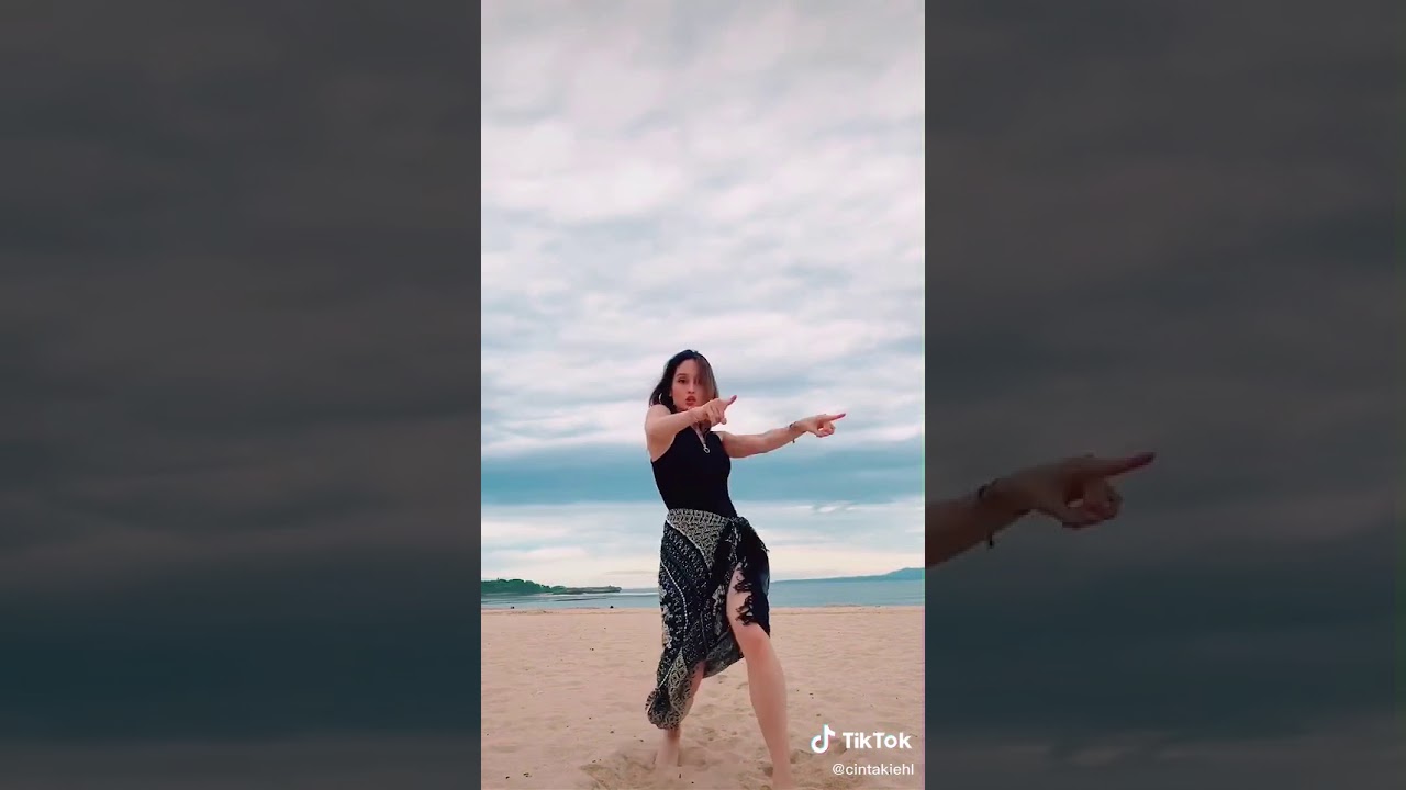 Cinta laura goyang tiktok