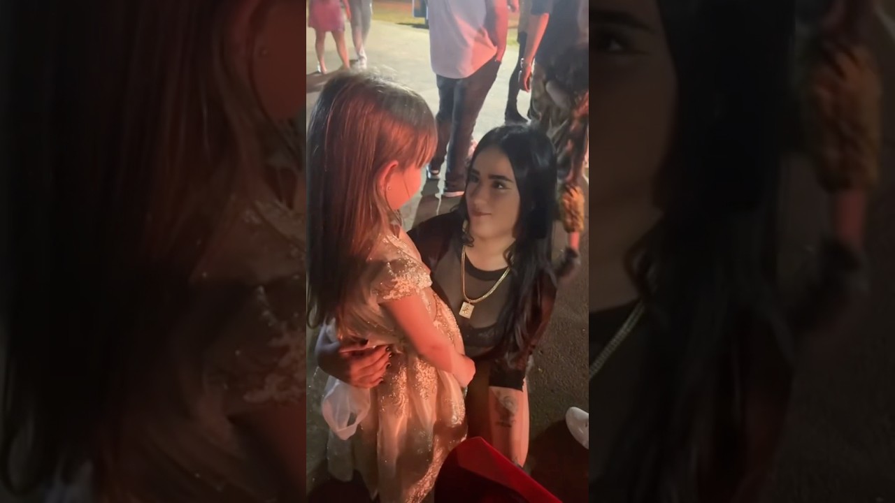 Clarinha loves this blogger and we found her lol