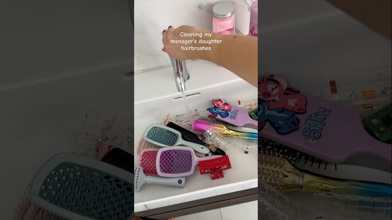 Cleaning my teenager’s hairbrushes #shorts #cleaning #hair #teen