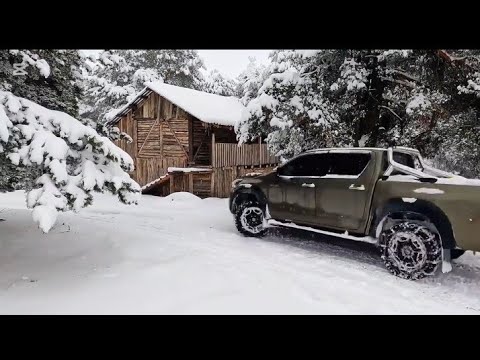 Cleaning up the House 🏡 Covered by Snow || Traveling in Black Vigo ||