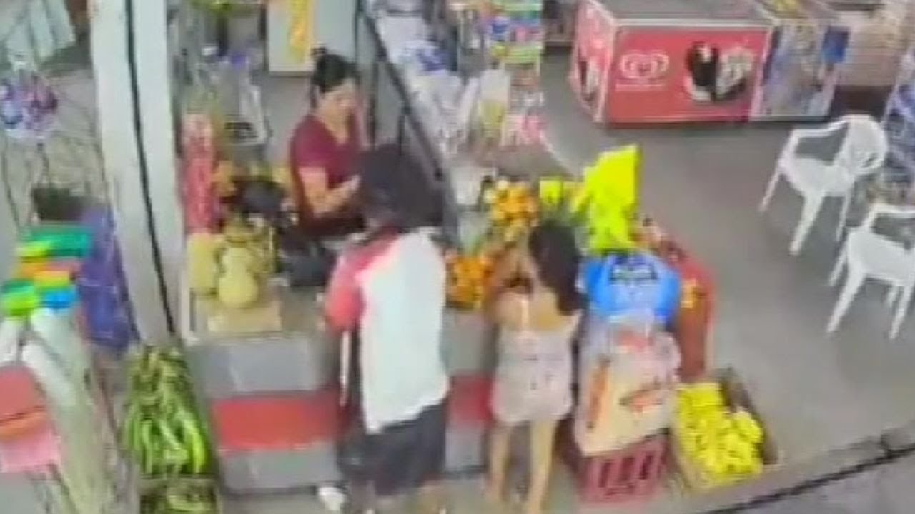 Cámaras de seguridad capta a sujeto manoseando a una niña en un local comercial