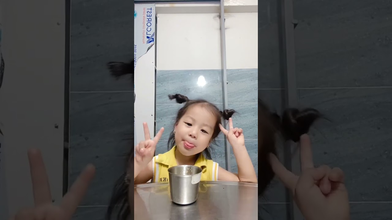 Cùng em bé 3 tuổi mukbang