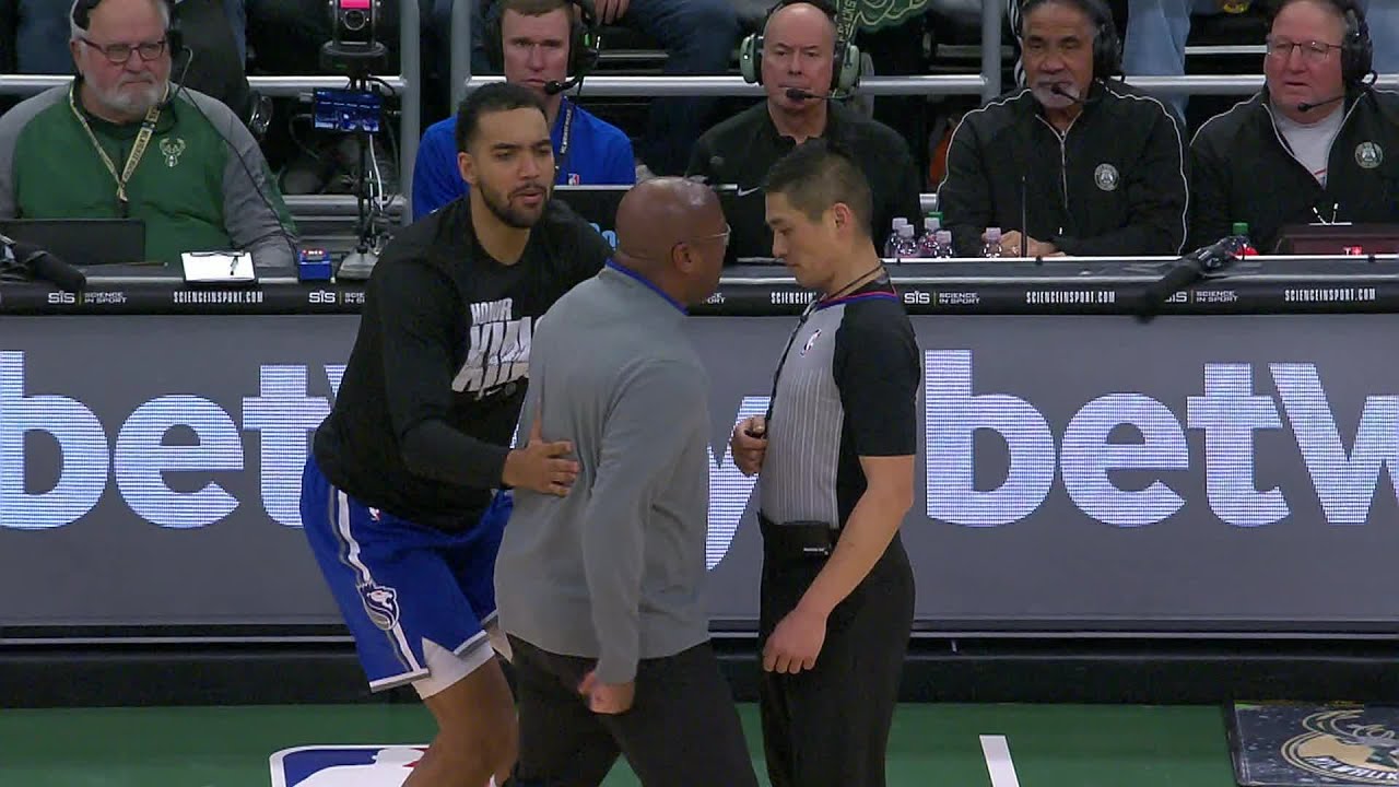 Coach Mike Brown got EJECTED after this moment with Referee 😳