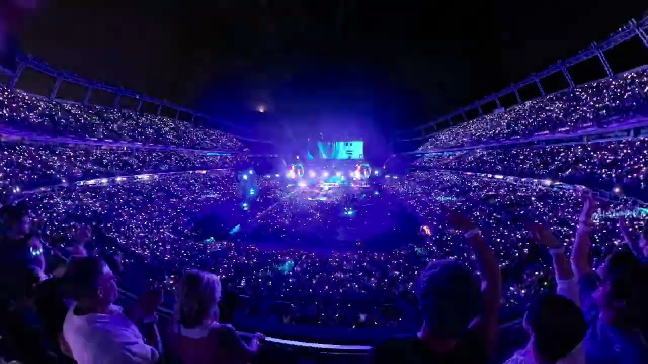 Coldplay – A Sky Full of Stars (Live in Denver 2025 | 360° Clip ft. Elke and Ryan)
