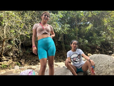 Comiendo churritos ala orilla del rio