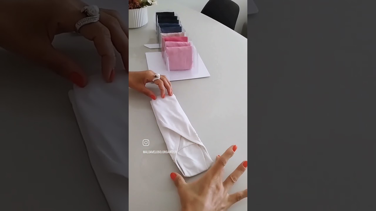 Como dobrar uma calcinha e deixar a sua gaveta de roupa íntima organizada e bonita.
