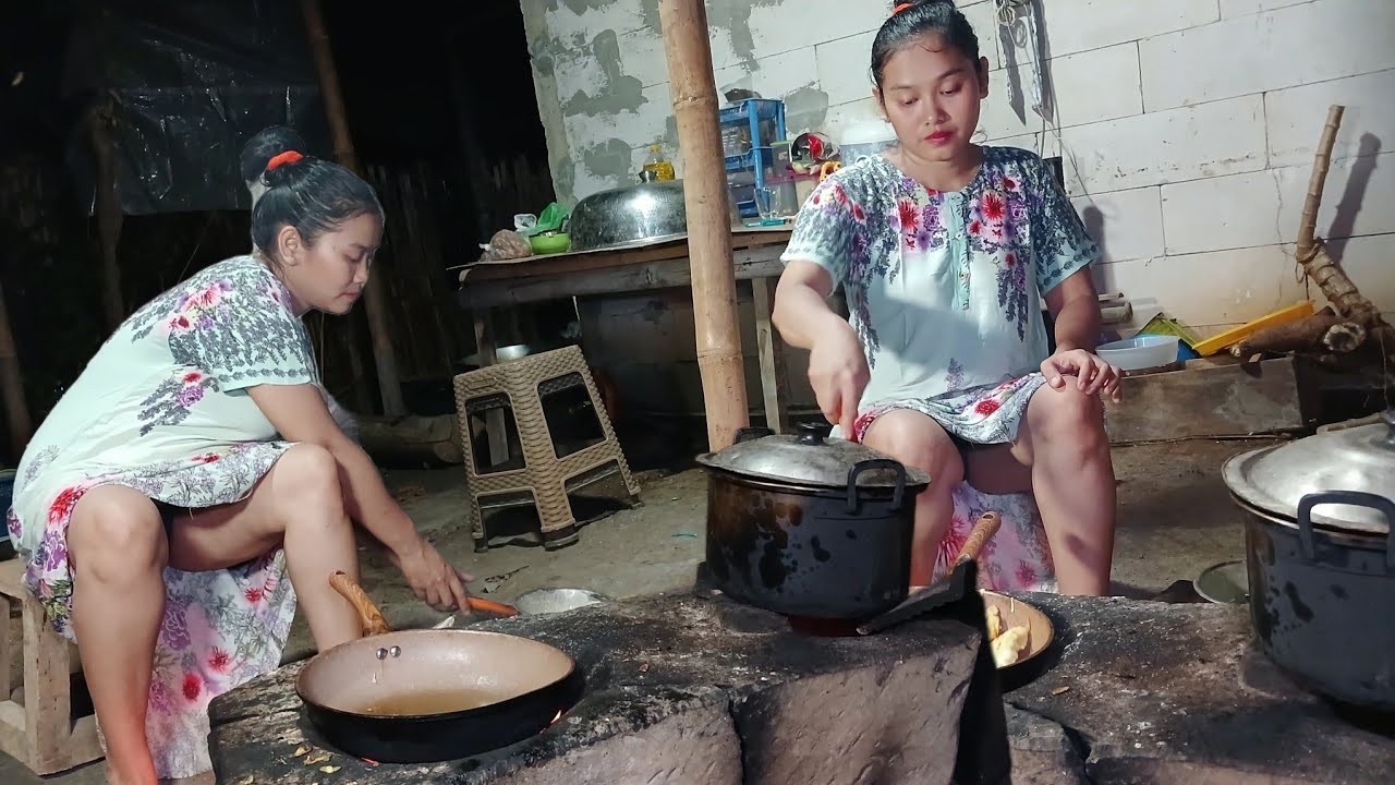 COOKING CHICKEN SEMUR, CHICKEN WITH SOY SAUCE AND FRIED TEMPE KEMUL
