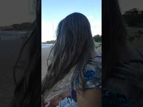 Coroa paquerando na praia