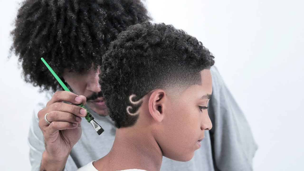 Corte moicano meia orelha cacheado