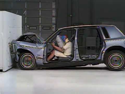 Crash test with and without safety belt