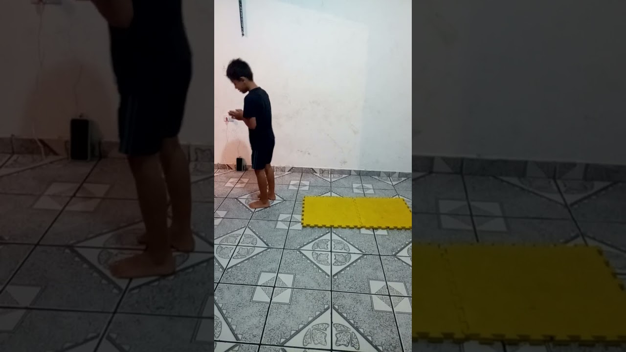 criança dando estrelinha pra trás (Flick)